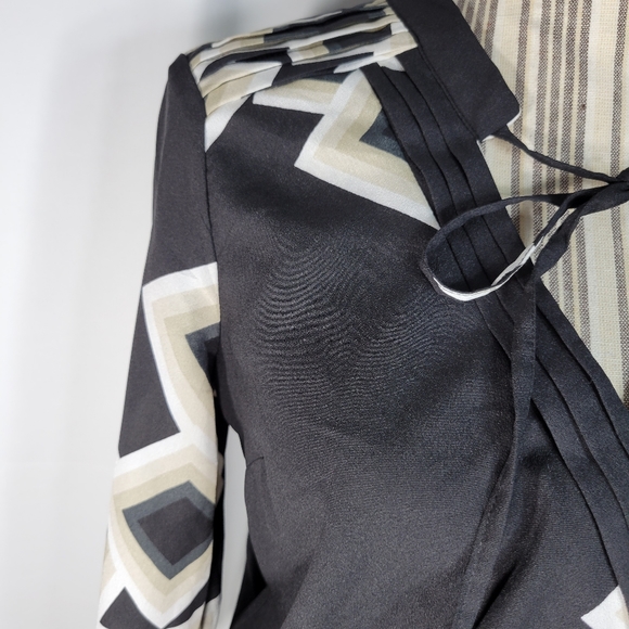 NY&Co Black/Tan/White Geometric Pattern Faux Wrap 3/4 Sleeve Top Size XSmall - Picture 2 of 11